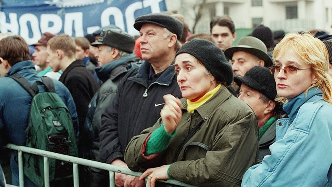Родственники заложников у здания ДК на Дубровке. 25 октября 2002 года