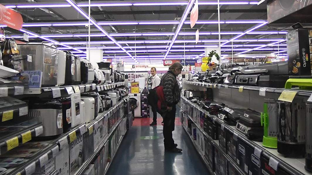 Посетитель рассматривает бытовую технику в магазине