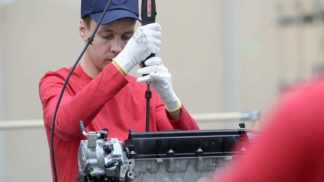 Рабочие на производстве авто