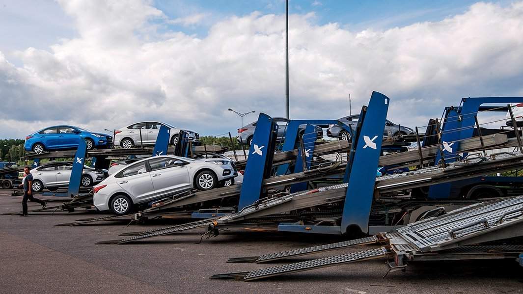 Автомобили на складе готовой продукции на территории завода Hyundai Motor 