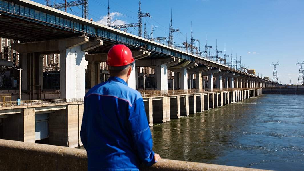 Рабочий около Волжской гидроэлектростанции