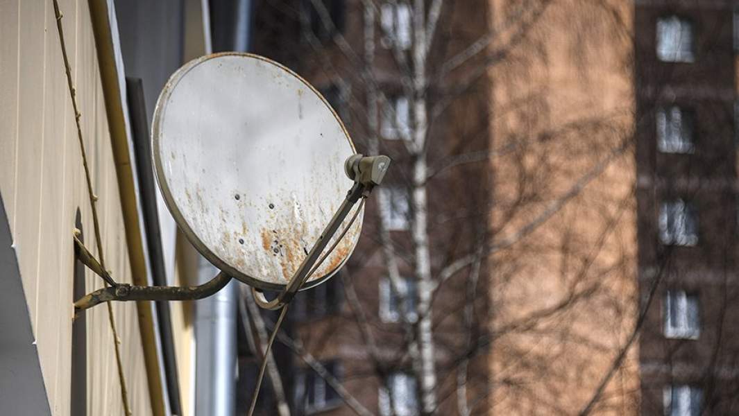 Спутниковая антенна на стене жилого дома