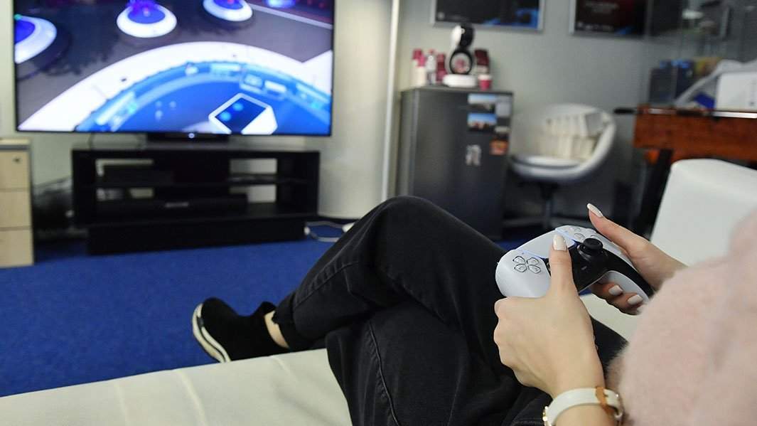 Девушка тестирует новую игровую приставку Sony PlayStation 5 в магазине в Москве.