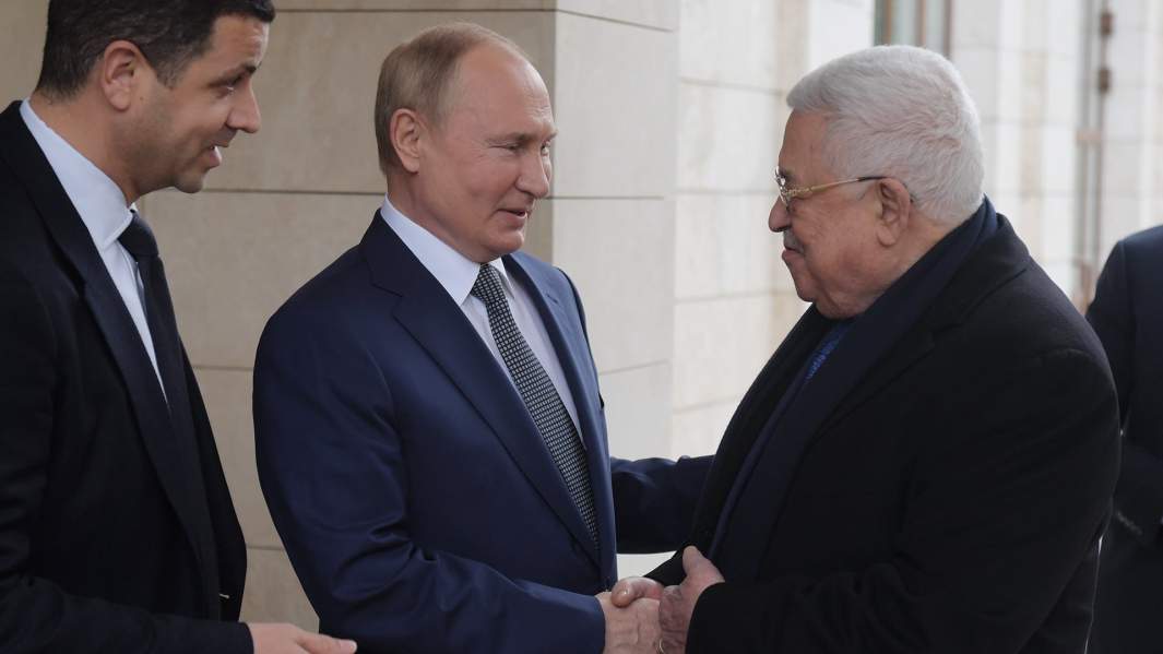 Президент РФ Владимир Путин и президент Палестины Махмуд Аббас (справа) во время встречи