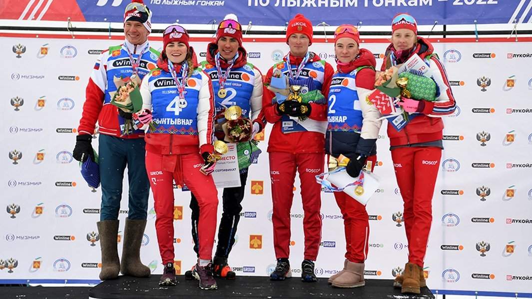 Призеры чемпионата России по лыжным гонкам в спринте (слева направо): Александр Большунов – серебряная медаль мужской гонки, Анастасия Фалеева – серебряная медаль женской гонки, Александр Терентьев – золотая медаль мужской гонки, Денис Филимонов – бронзовая медаль мужской гонки, Наталья Непряева – золотая медаль женской гонки и Анна Грухвина – бронзовая медаль женской гонки, на церемонии награждения