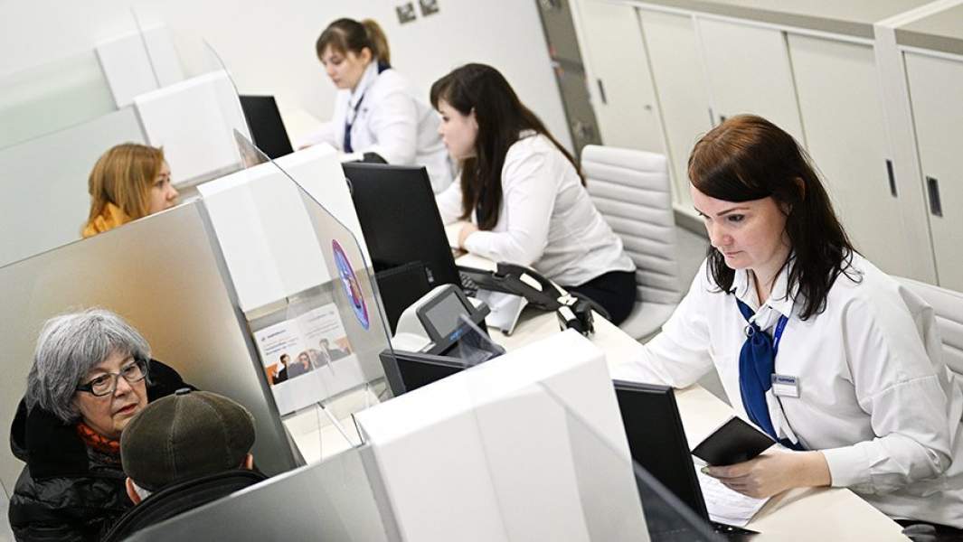 Сотрудницы банка ведут прием посетителей