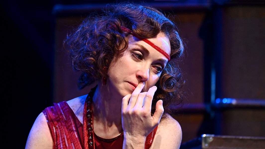 Заслуженная артистка России Анна Большова в роли Аниты на пресс-показе премьерного спектакля "Последний поезд" в постановке Антона Яковлева на сцене театра "Ленком Марка Захарова"