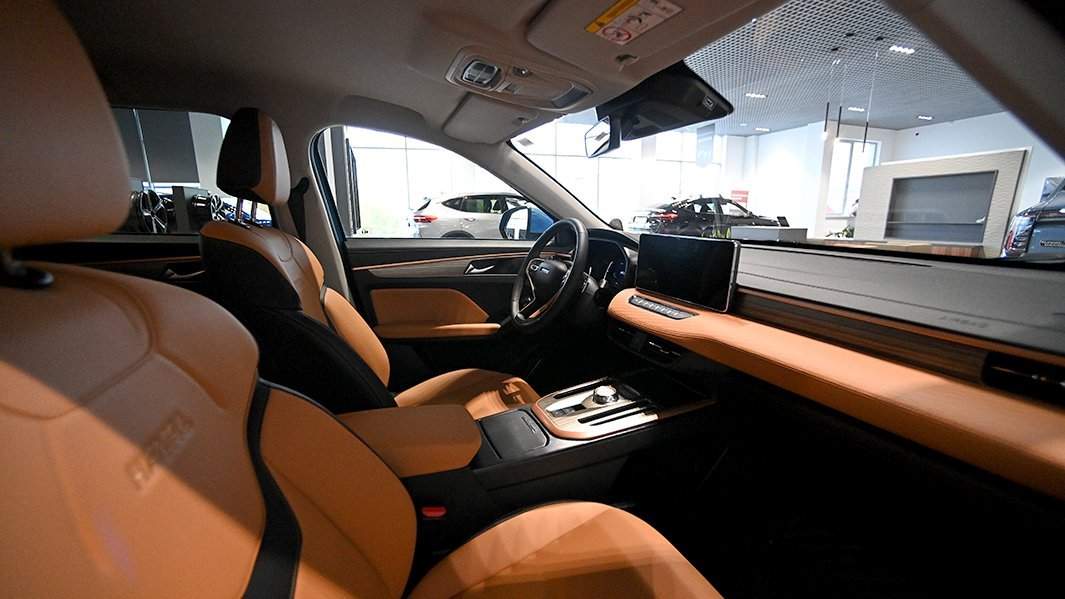 Салон китайского кроссовера Haval Jolion в автосалоне 