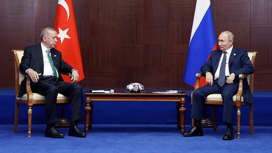 Президент РФ Владимир Путин и президент Турции Реджеп Тайип Эрдоган (слева) во время беседы 