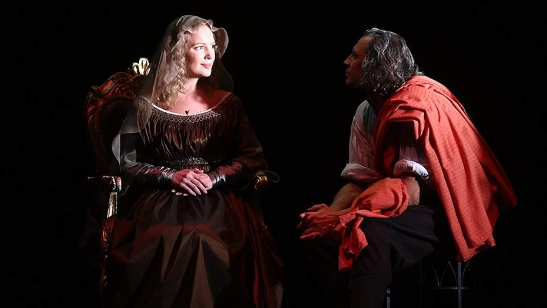 Актриса Маина Чижевская в роли Лизы Джоконды и актер Дмитрий Бозин в роли Леонардо да Винчи в сцене из спектакля «Леонардо» в постановке режиссера Юрия Грымова