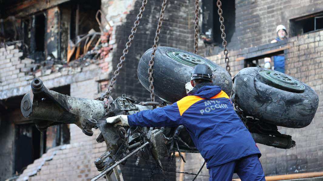 Обломки сверхзвукового истребителя-бомбардировщика Су-34 в Ейске