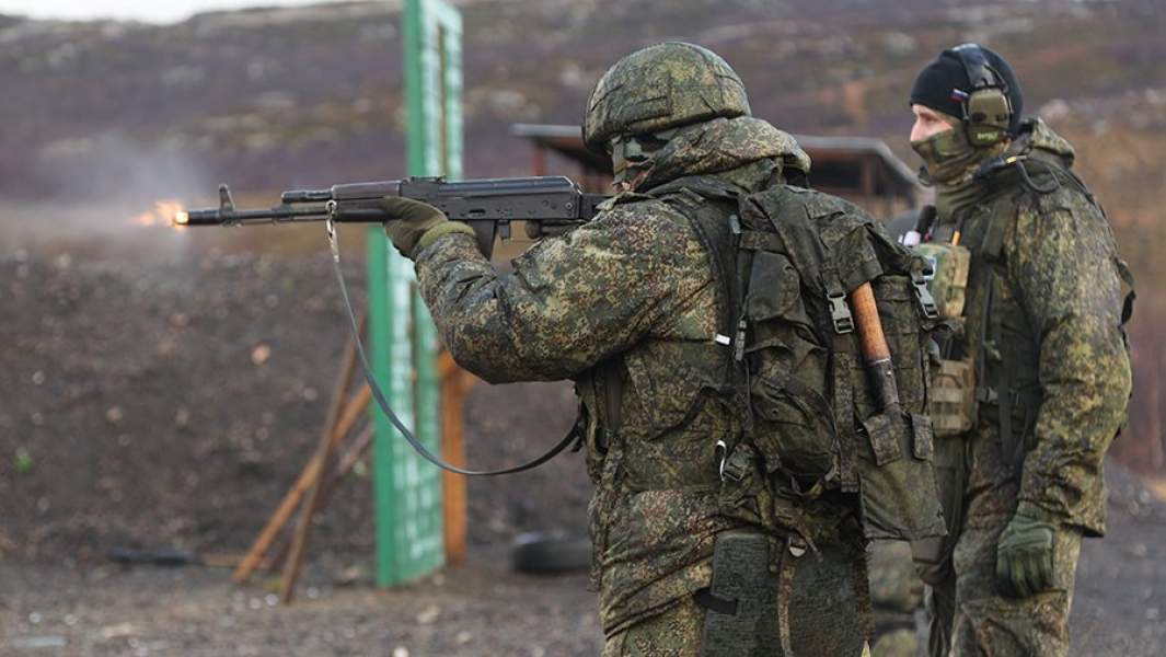 Военнослужащие из числа мобилизованных из республики Коми на занятиях по военной подготовке на учебном полигоне