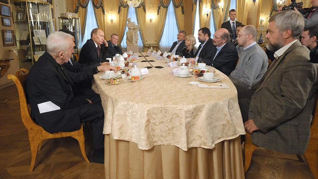 Президент России Владимир Путин на встрече с российскими писателями. 7 октября 2009 года