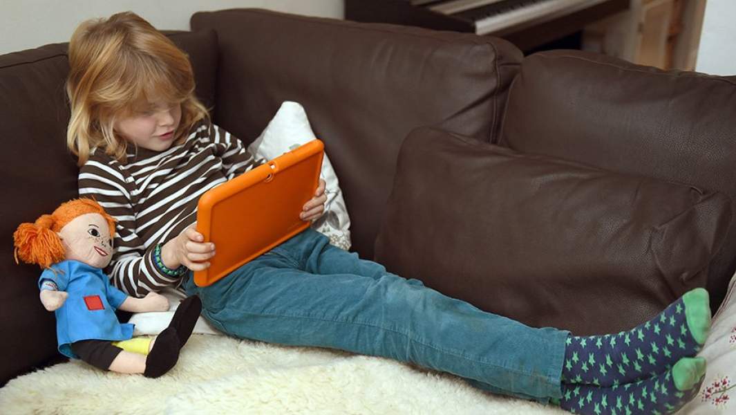 планшет диван ребенок