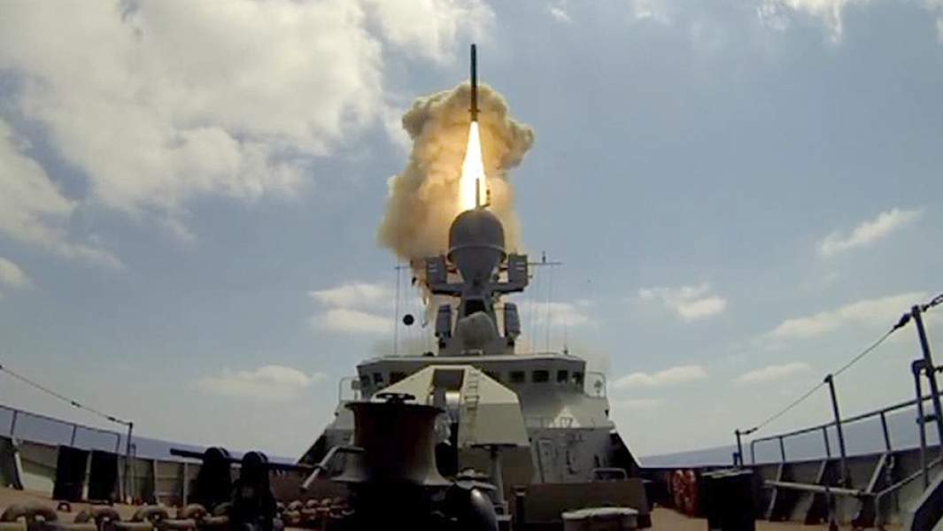 Пуск крылатой ракеты «Калибр» с малого ракетного корабля Черноморского флота