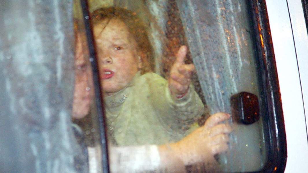 Дети — первые из освобожденных заложников, находившихся в здании ДК на Дубровке. 24 октября 2002 года