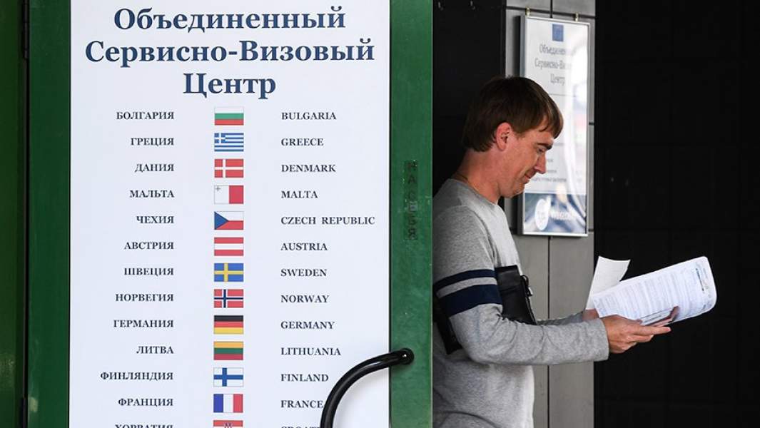 У входа в здание объединенного сервисно-визового центра