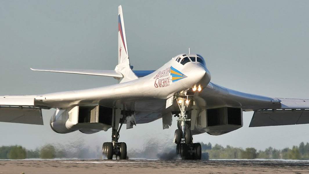 Bombardero estratégico Tu-160 en el aeródromo de Engels