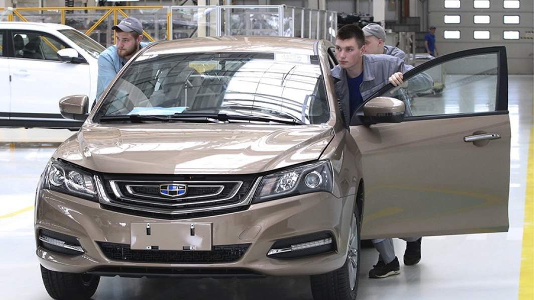 Сборка автомобиля Geely Atlas в цехе белорусского предприятия СЗАО «БелДЖИ», Белоруссия