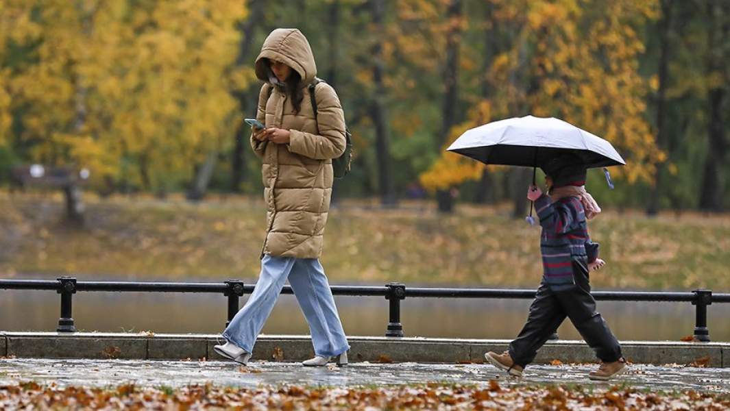 Женщина и ребенок во время прогулки