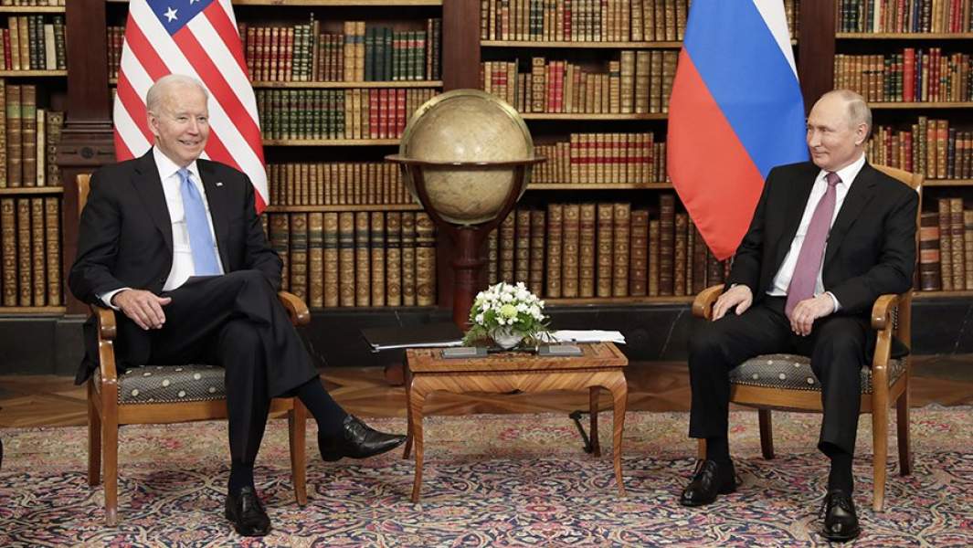 Владимир Путин и США Джо Байден во время встречи в рамках российско-американского саммита в Женеве