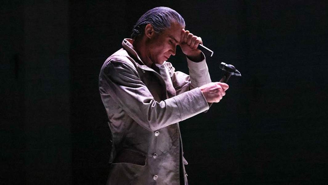 Артист балета Михаил Лобухин (Понтий Пилат) во время репетиции спектакля «Мастер и Маргарита» в постановке Эдварда Клюга по одноименному роману Михаила Булгакова