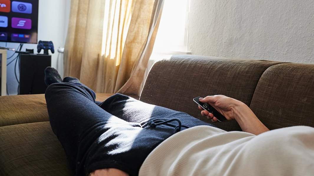 Мужчина смотрит телевизор