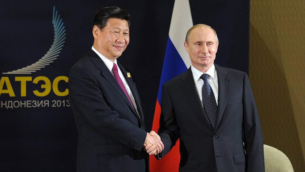 Президент России Владимир Путин и председатель Китайской Народной Республики Си Цзиньпин во время встречи в рамках саммита глав государств и правительств форума «Азиатско-тихоокеанского экономического сотрудничества». 7 октября 2013 года