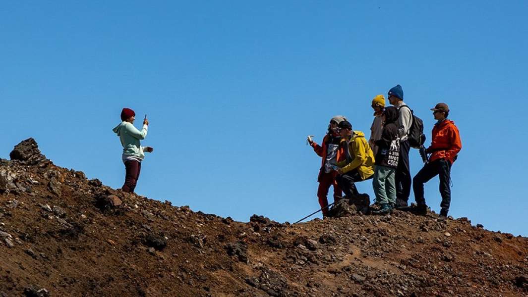 Туристы у кратера вулкана Горелый