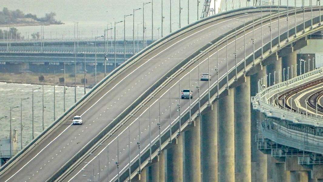Автомобильное движение на Крымском мосту восстановили частично