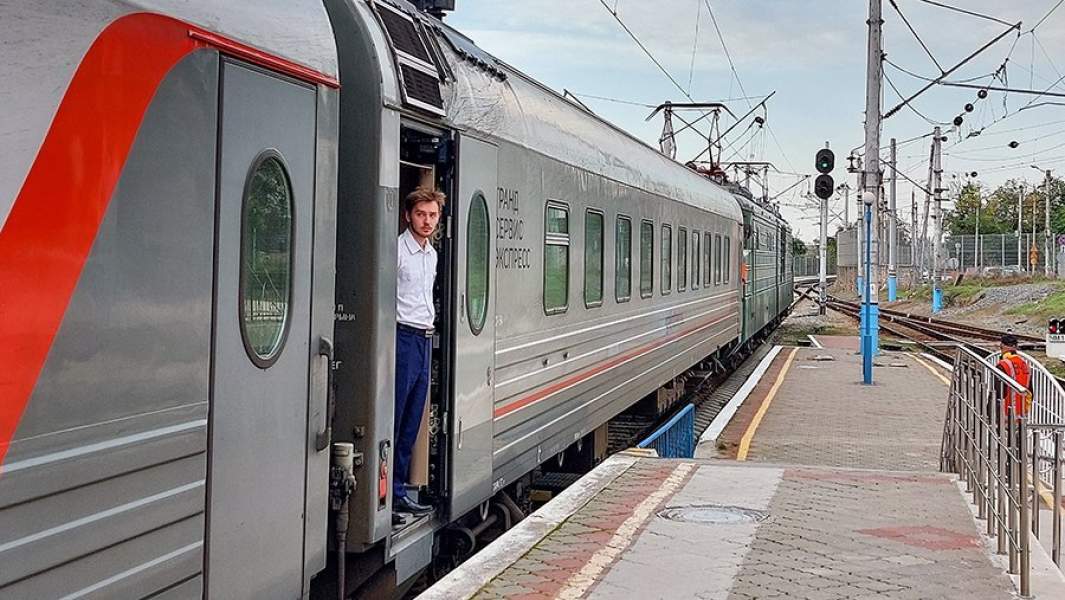 Отправление поезда №8 по маршруту Севастополь - Санкт-Петербург