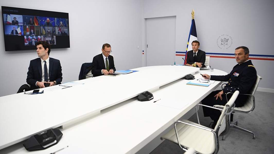 Президент Франции Эмманюэль Макрон на видеоконференции лидеров G7 по ситуации на Украине