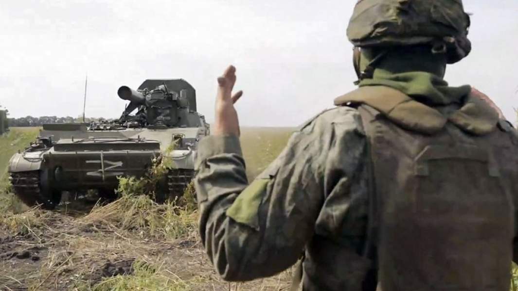 Расчет 240-мм самоходного миномета 2С4 «Тюльпан» выдвигается на позицию в зоне проведения специальной военной операции