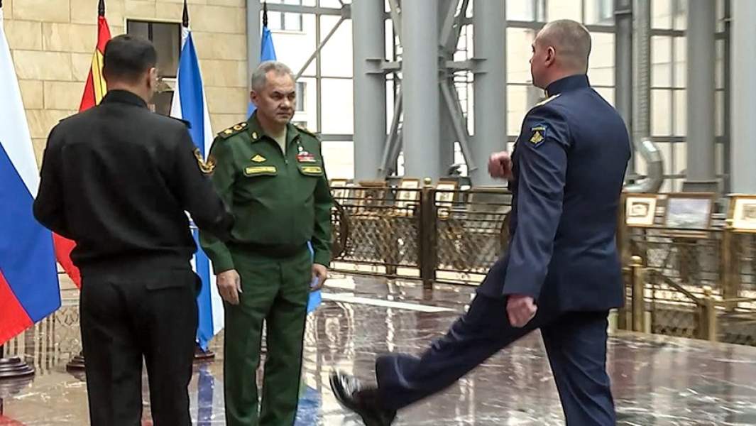Глава Минобороны РФ Сергей Шойгу во время вручения в Национальном центре управления обороной высших государственных наград «Золотая Звезда» российским офицерам, проявившим героизм при выполнении задач специальной военной операции на Украине
