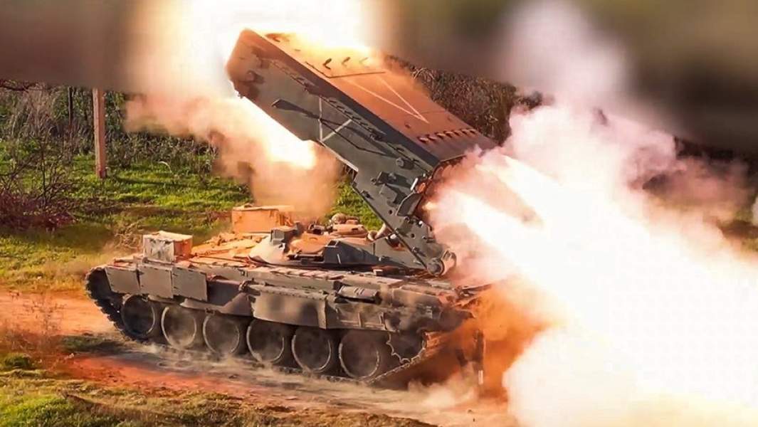 Расчет тяжелой огнеметной системы ТОС-1А «Солнцепек» ведет огонь по позициям ВСУ