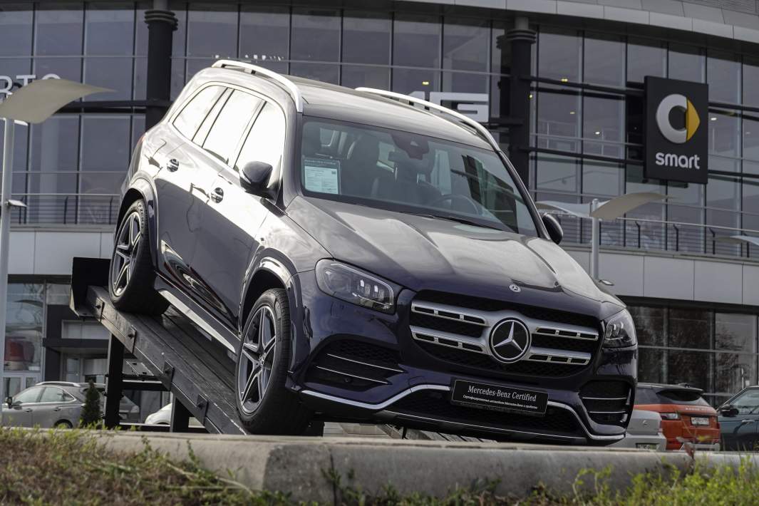 Немецкий автоконцерн Mercedes-Benz намерен продать свои доли в российских дочерних компаниях дилеру "Автодом"