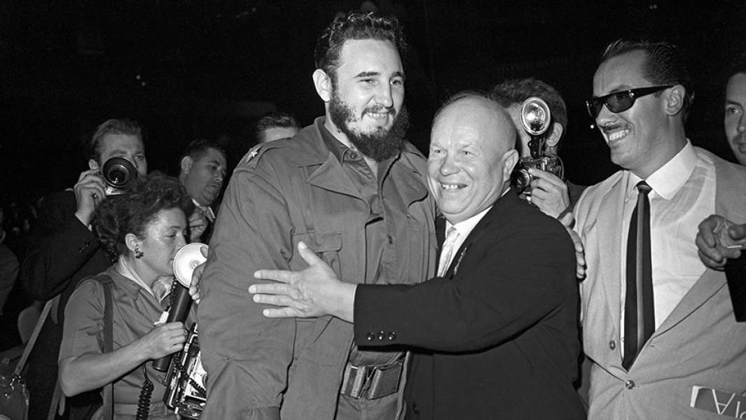 Фидель Кастро и первый секретарь ЦК КПСС Никита Сергеевич Хрущев во время встречи на ХV сессии Генеральной Ассамблеи Организации Объединенных Наций в Нью-Йорке. 13 октября 1960 года