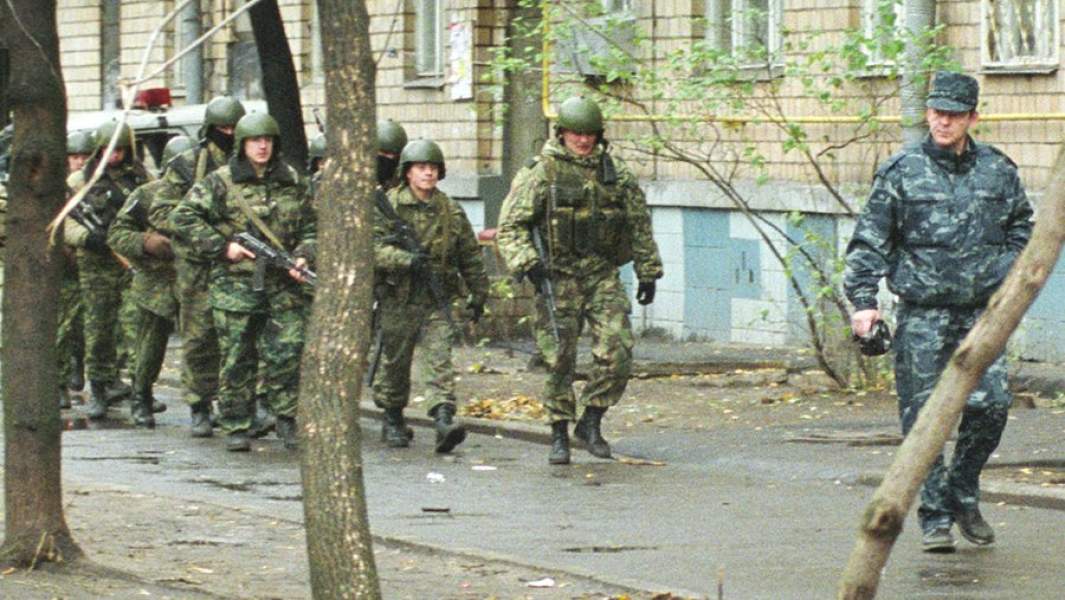 Бойцы спецназа на улице Мельникова. 24 октября 2002 года