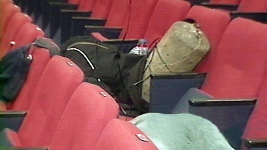 Взрывное устройство, которое было установлено террористами в центре зала ДК на Дубровке. 26 октября 2002 года