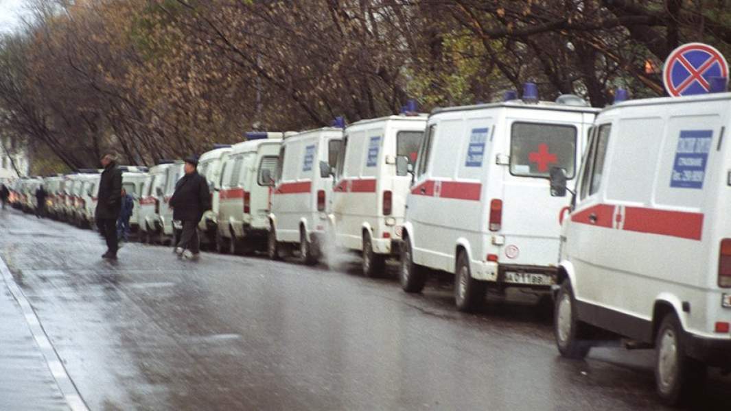 Машины скорой помощи готовы к приему пострадавших заложников. 26 октября 2002 года