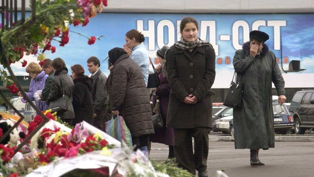 Родственники погибших и простые жители столицы несут цветы к зданию ДК на Дубровке. 28 октября 2002 года