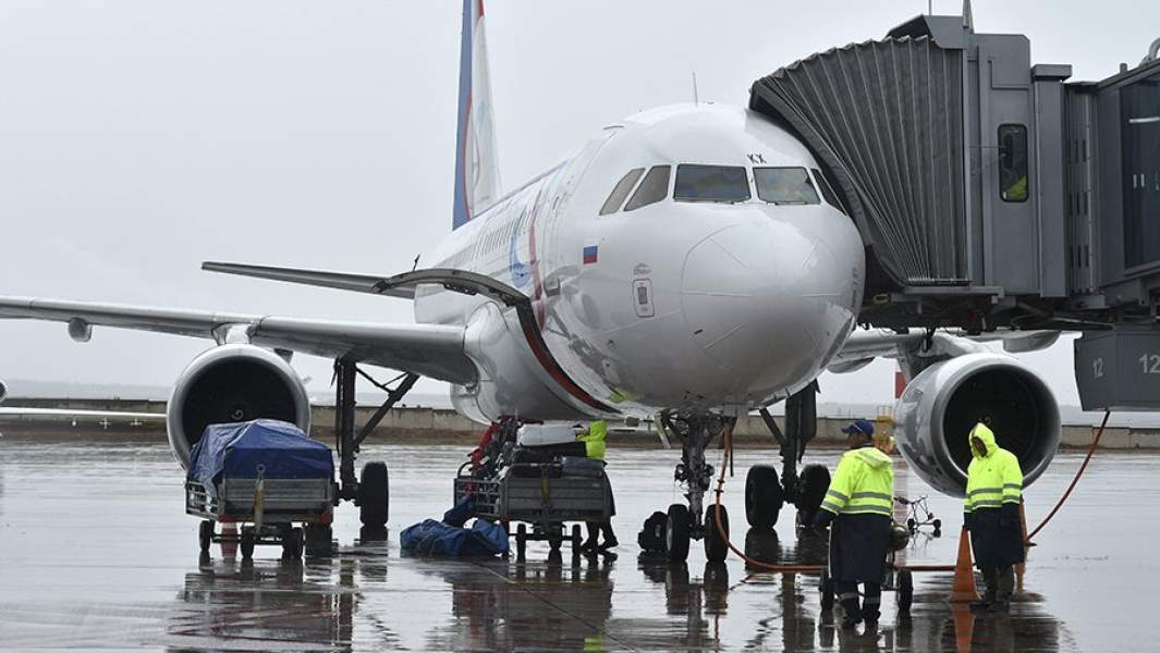 Самолет во время стоянки в аэропорту