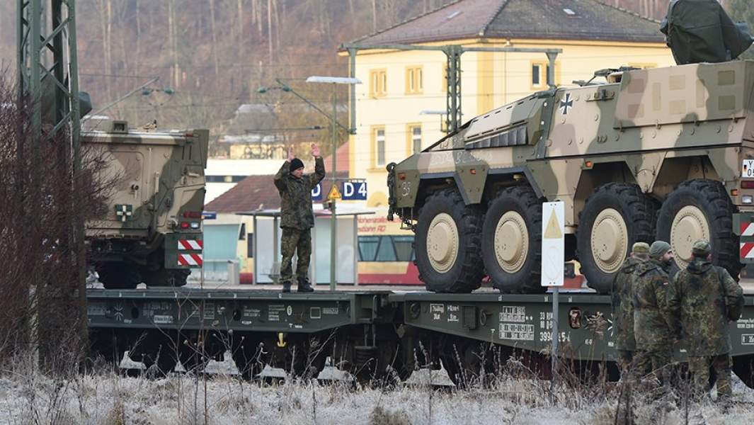 Железнодорожный эшелон с техникой Германии