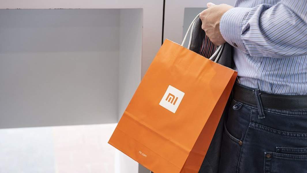 Покупатель в магазине Xiaomi