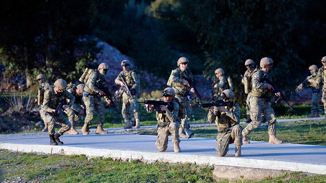 Soldados turcos em exercícios