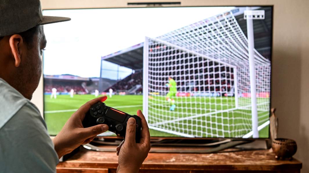 Геймер играет в FIFA