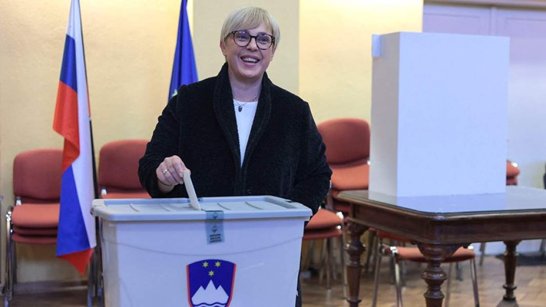 Кандидат в президенты Наташа Пирц-Мусар голосует на президентских выборах в Радомлье, Словения