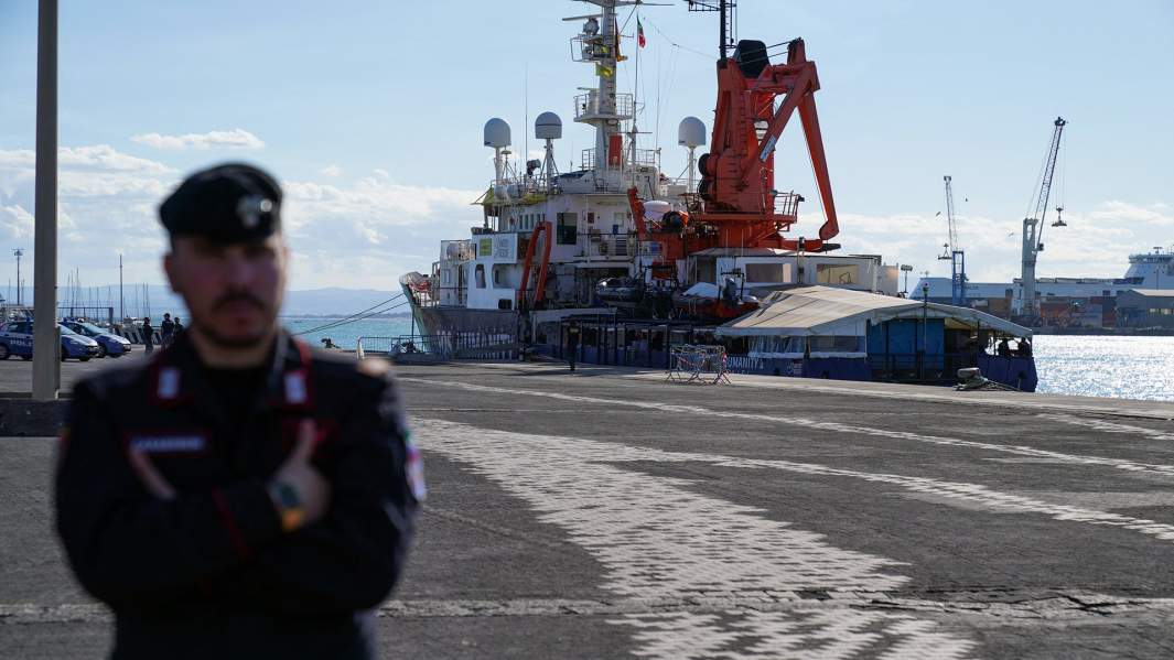 Спасательный корабль НПО «Humanity 1» пришвартовался в порту Катании после того, как Италия разрешила высадку детей и больных людей в Катании