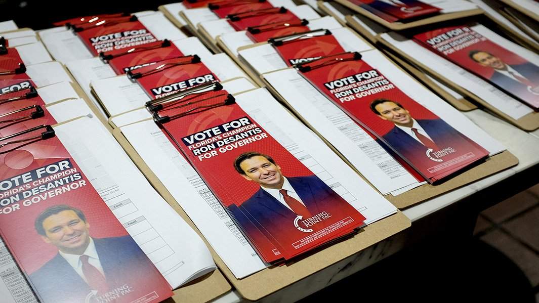 Брошюры предвыборной кампании губернатора Флориды Рона ДеСантиса 