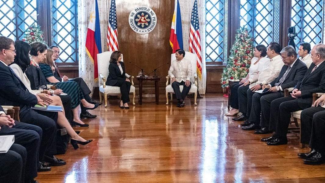 Вице-президент США Камала Харрис во время встречи с президентом Филиппин Фердинандом Маркосом-младшим в президентском дворце Малакананг в Маниле. 21 ноября 2022 года